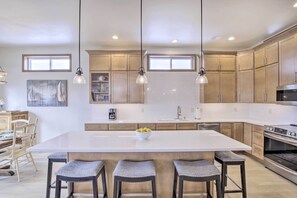 Geladeira, micro-ondas, cooktop, lava-louças