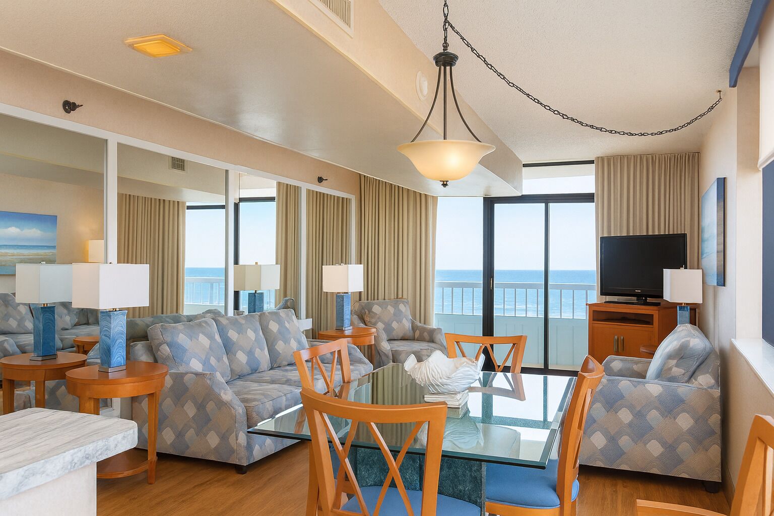 Ático presidencial, balcón, vistas al mar | Zona de estar | Televisión de pantalla plana de 40 pulgadas con canales por cable