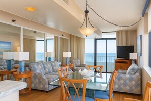 總統頂樓客房, 陽台, 海景 | 起居區 | 40-吋平面電視、有線頻道、電視、 DVD 播放機