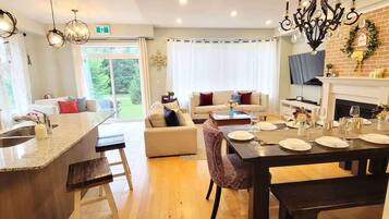 Smart-TV, Kamin, Videospiele, Tischfußball