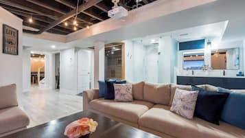 Una Smart TV, una chimenea, videojuegos, un futbolín