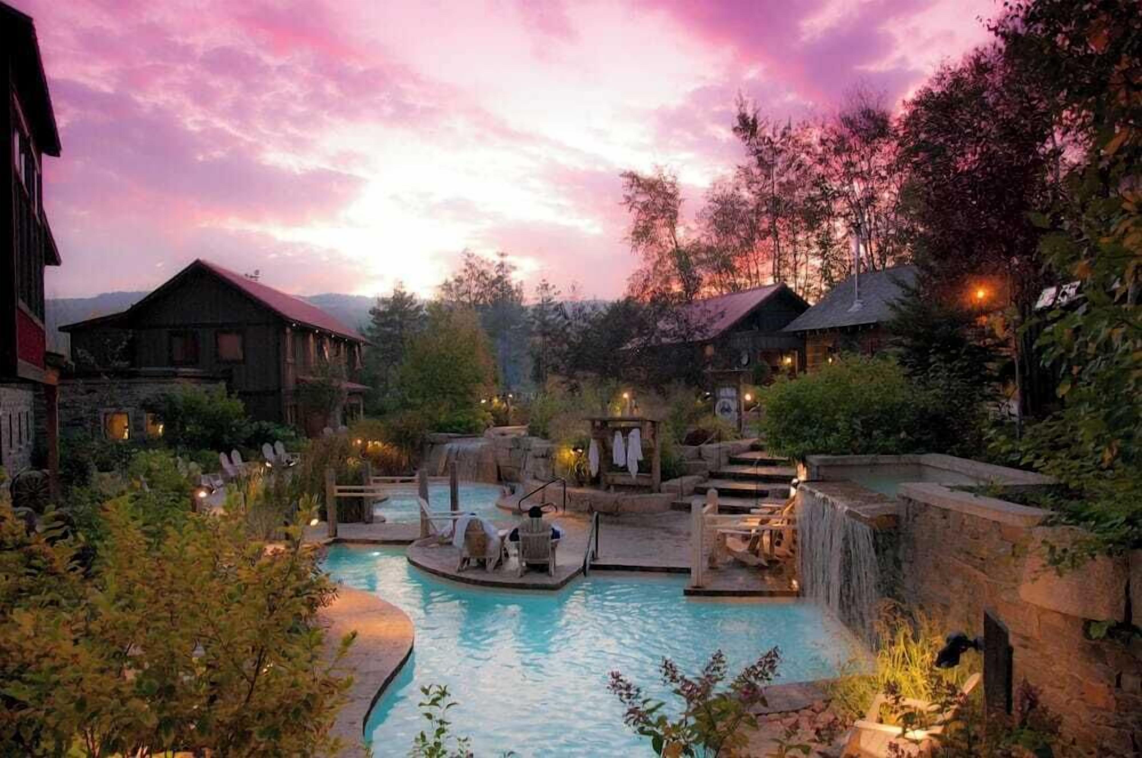 Una piscina al aire libre, una piscina climatizada