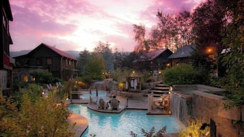 Una piscina al aire libre, una piscina climatizada