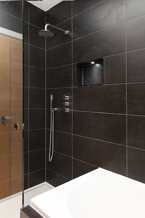 Baignoire, sĂšche-cheveux, serviettes fournies, savon