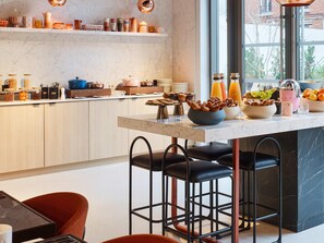 Sarapan bufet setiap hari (EUR 20 seorang) 