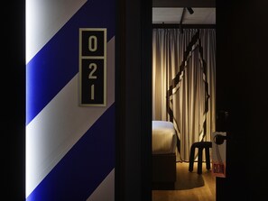 Ropa de cama de alta calidad, colchones con pillow-top y minibar 