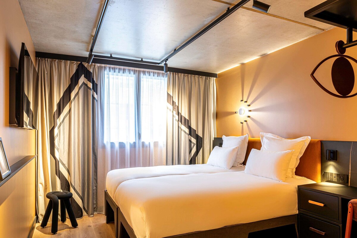 Rom – comfort, 2 enkeltsenger | Sengetøy av topp kvalitet, senger med overmadrass og minibar