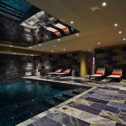 Piscine couverte, accès possible de 09 h 00 à 20 h 00, chaises longues