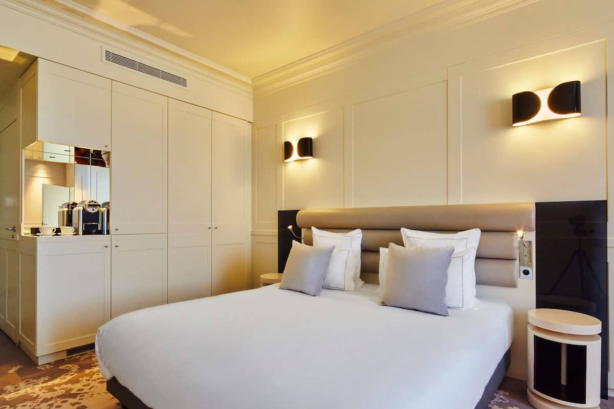 Habitación Deluxe, 1 cama matrimonial | Ropa de cama de alta calidad y minibar