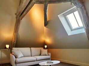 Dupleks - 1 kingsize-seng med sovesofa (Suite) | Premium-sengetøj, minibar, pengeskab på værelset, lydisolering