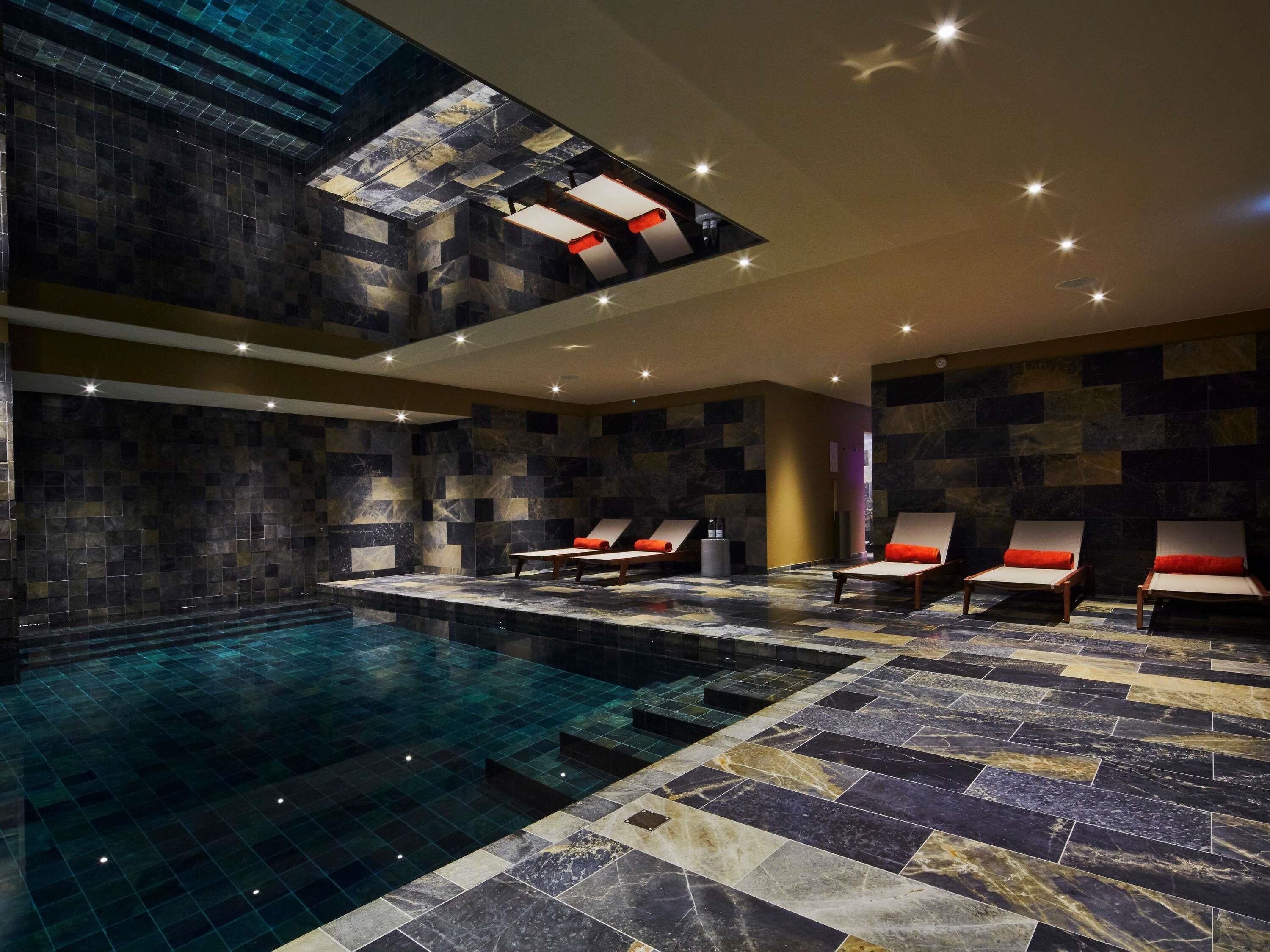 Piscine couverte, accès possible de 09 h 00 à 20 h 00, chaises longues 