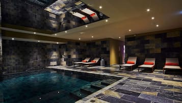 Piscine couverte, accÚs possible de 09 h 00 à 20 h 00, chaises longues