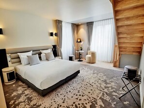 Alloggio su due livelli, 1 letto king con divano letto (Suite) | Biancheria da letto di alta qualità, minibar, una cassaforte in camera