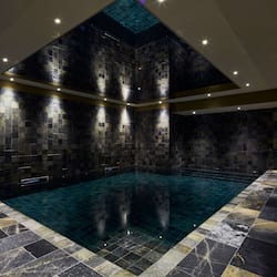 Piscine couverte, accès possible de 09 h 00 à 20 h 00, chaises longues
