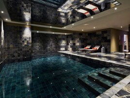 Un sauna, una bañera de hidromasaje, baño turco/hammam