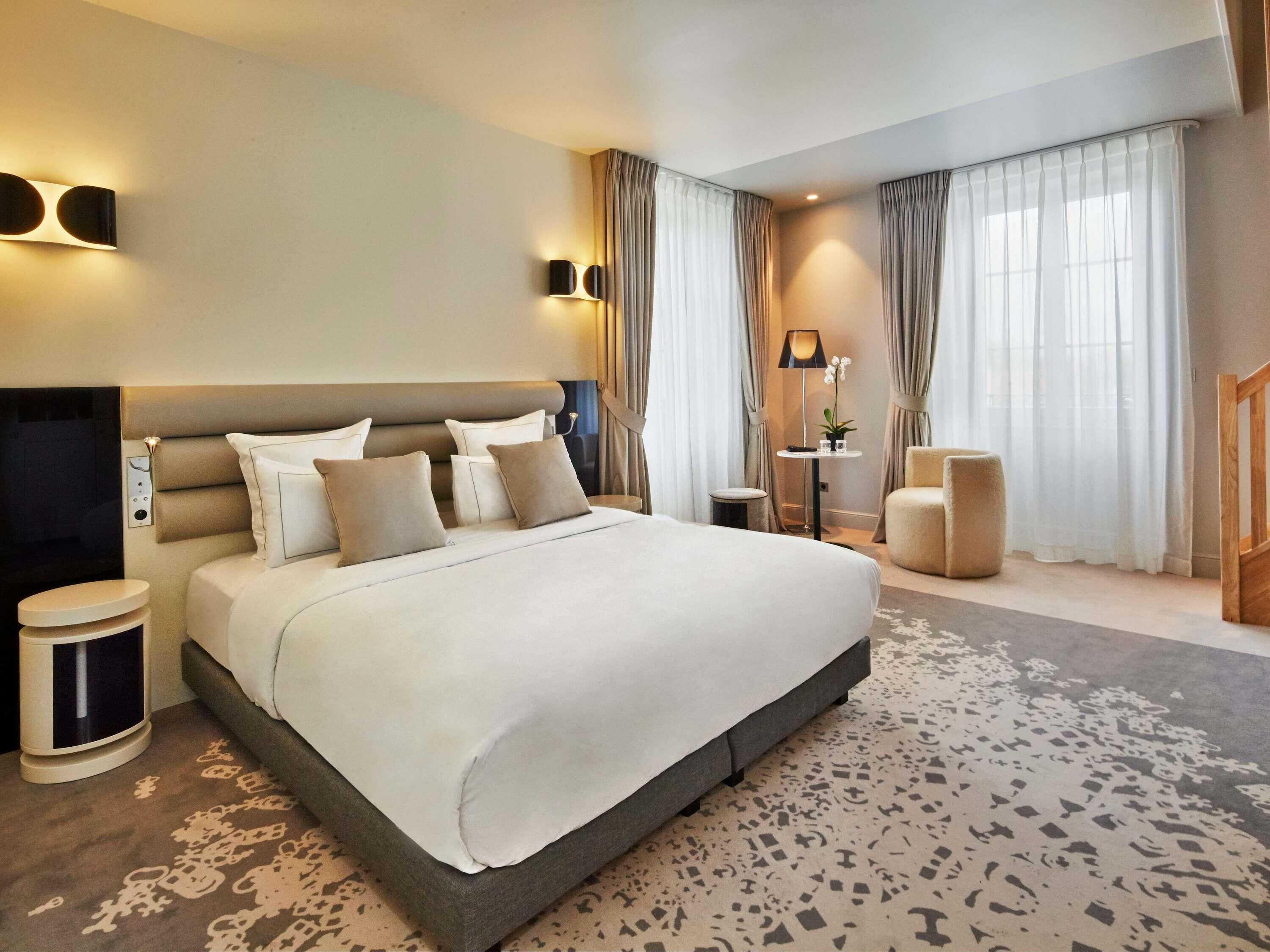 Roupas de cama premium, frigobar, cofres nos quartos