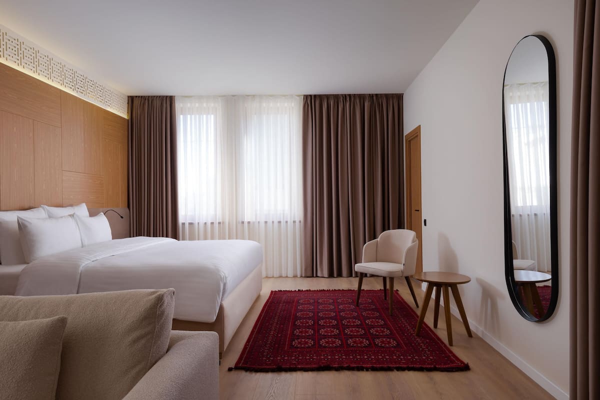 Room (Privilege Room - 1 double bed) | Hypo-allergenic bedding, in-room safe, desk, blackout drapes