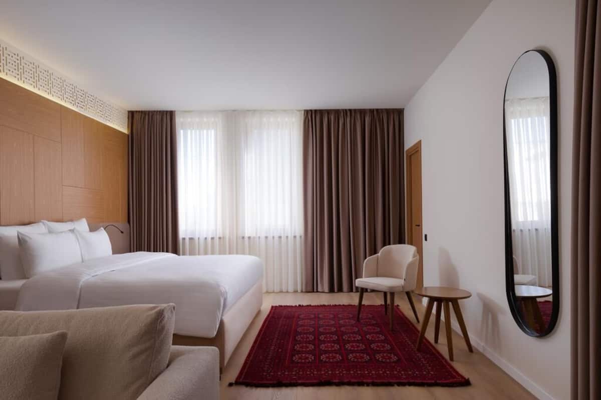 Hypo-allergenic bedding, in-room safe, desk, blackout curtains