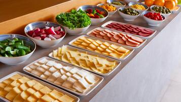 Café da manhã com buffet todos os dias (UZS 200000 por pessoa)