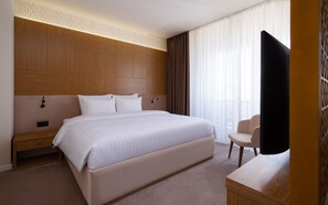 Suite, 1 Katil Kelamin (Double) | Peralatan tempat tidur hipoalergenik, peti besi dalam bilik, meja 