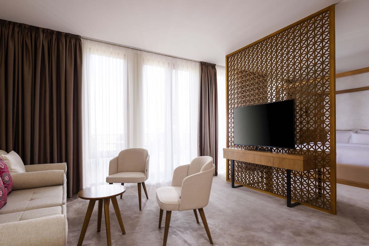 Deluxe Suite, 1 Katil Kelamin (Double), Balcony | Peralatan tempat tidur hipoalergenik, peti besi dalam bilik, meja
