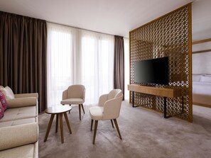 Suite Deluxe, 1 cama matrimonial, balcón | Ropa de cama hipoalergénica y caja de seguridad en la habitación 