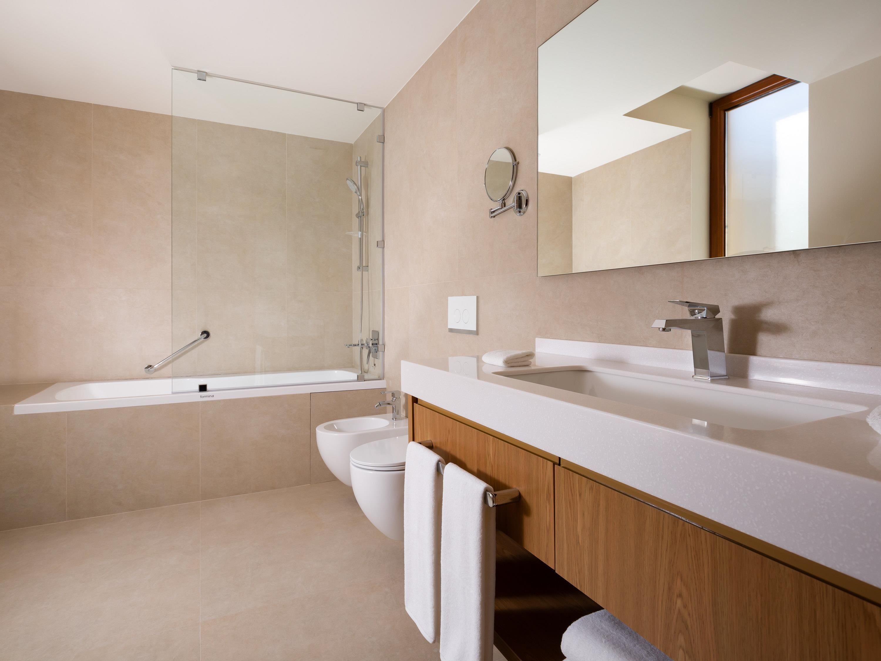 Hypo-allergenic bedding, in-room safe, desk, blackout drapes