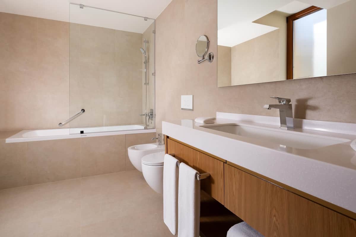 Hypo-allergenic bedding, in-room safe, desk, blackout drapes