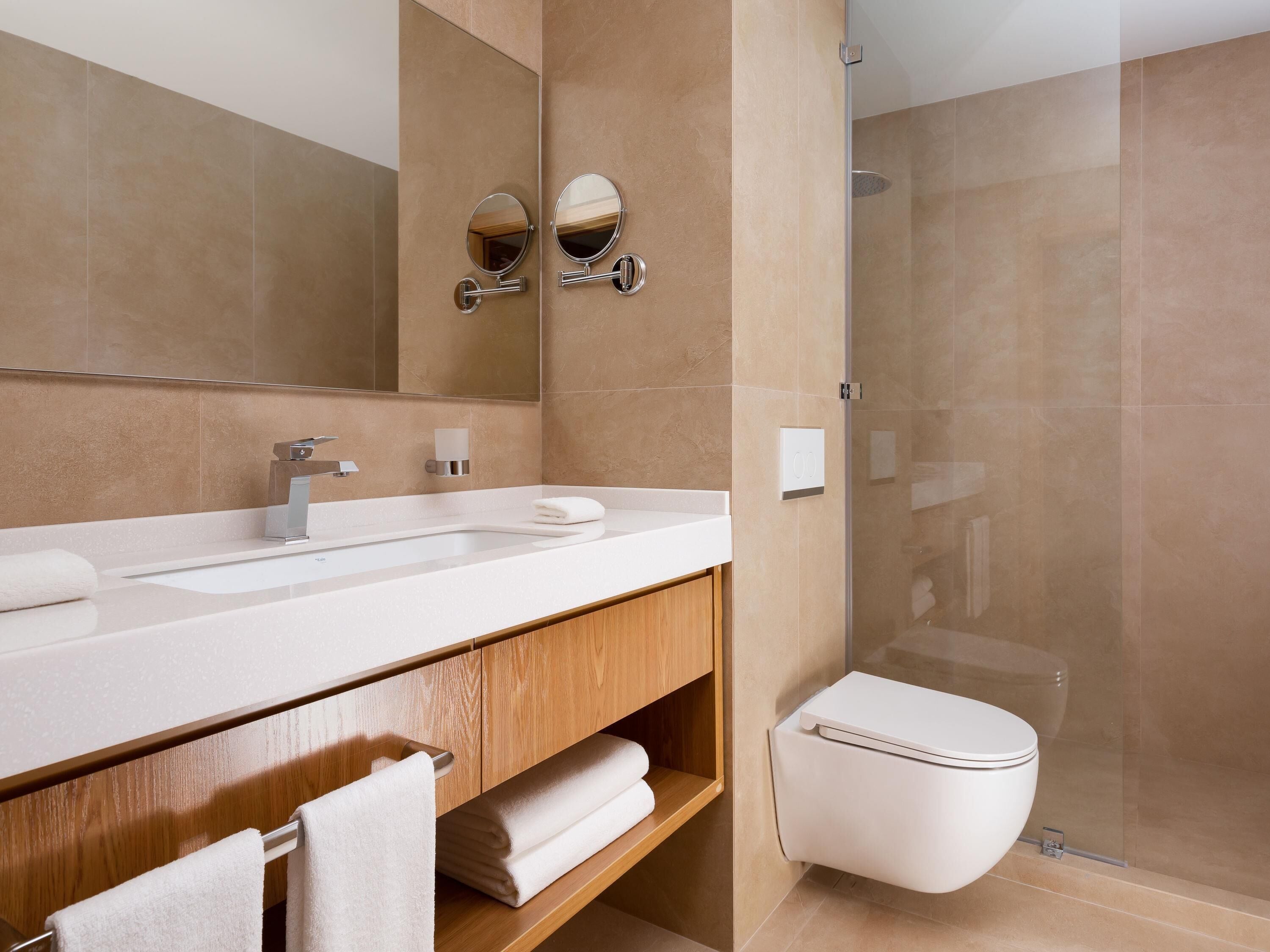 防过敏的被褥、客房内保险箱、办公桌、遮光窗帘