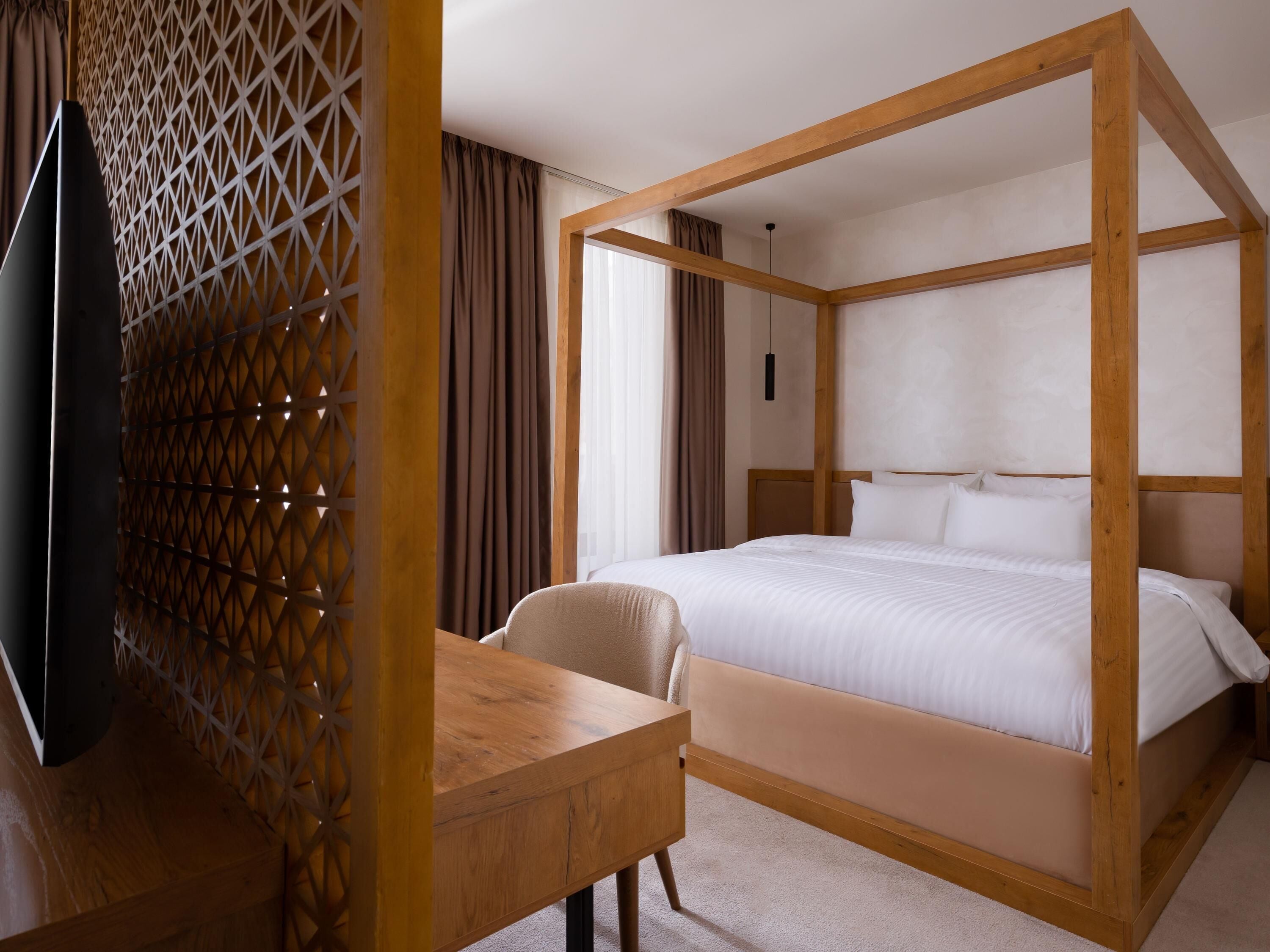 Hypo-allergenic bedding, in-room safe, desk, blackout curtains