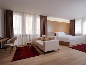 Værelse (Privilege Room - 1 double bed) | Allergivenligt sengetøj, pengeskab på værelset, skrivebord