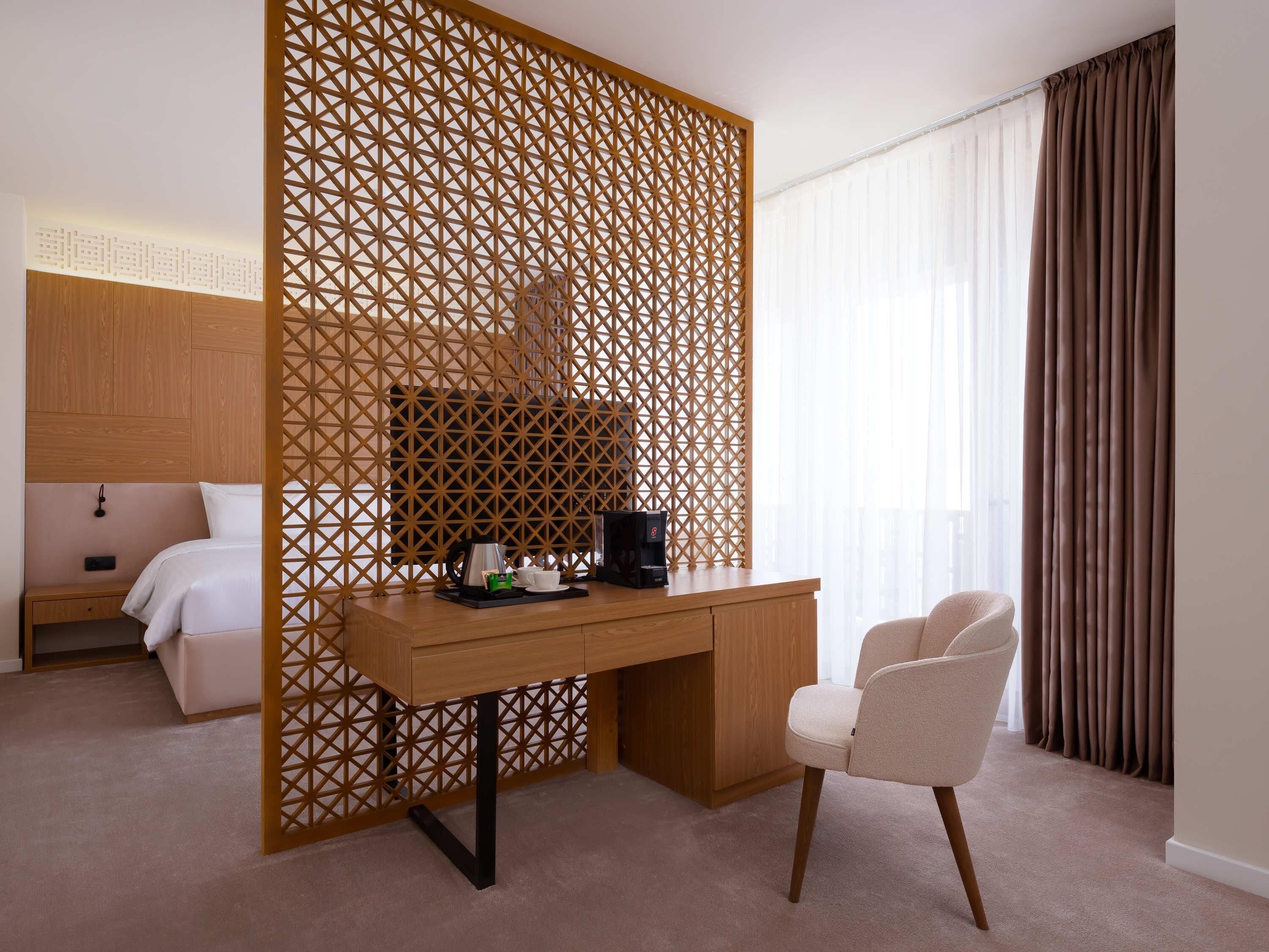 套房, 1 张双人床 | 防过敏的被褥、客房内保险箱、办公桌、遮光窗帘