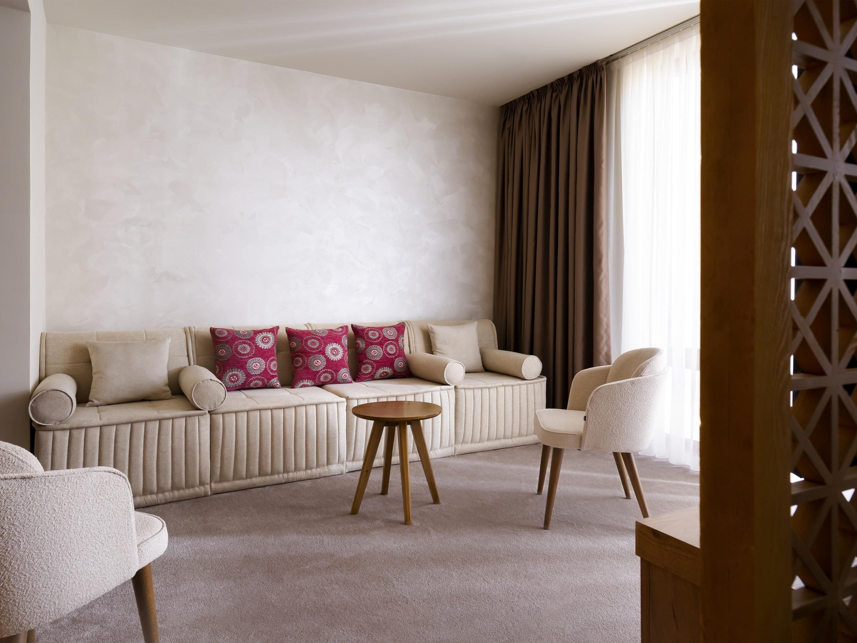 华丽套房, 1 张双人床, 阳台 | 防过敏的被褥、客房内保险箱、办公桌、遮光窗帘