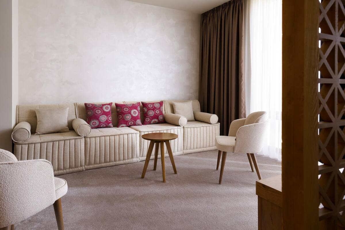 Deluxe Suite, 1 Double Bed, Balcony | Hypo-allergenic bedding, in-room safe, desk, blackout drapes