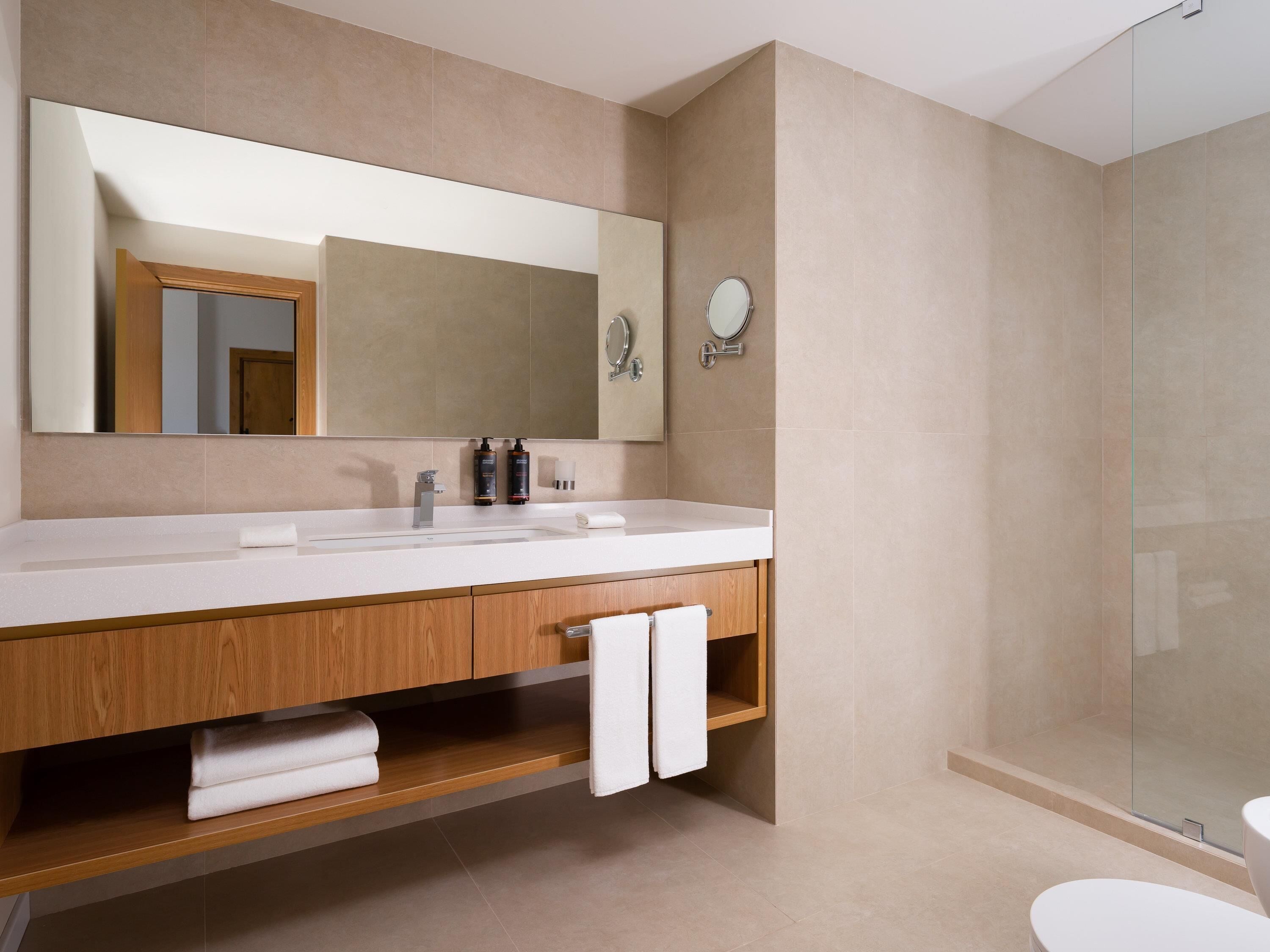 Hypo-allergenic bedding, in-room safe, desk, blackout curtains