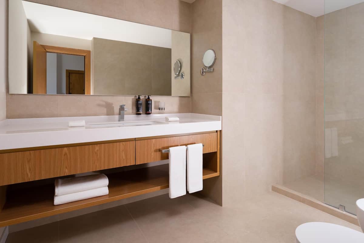 Hypo-allergenic bedding, in-room safe, desk, blackout curtains