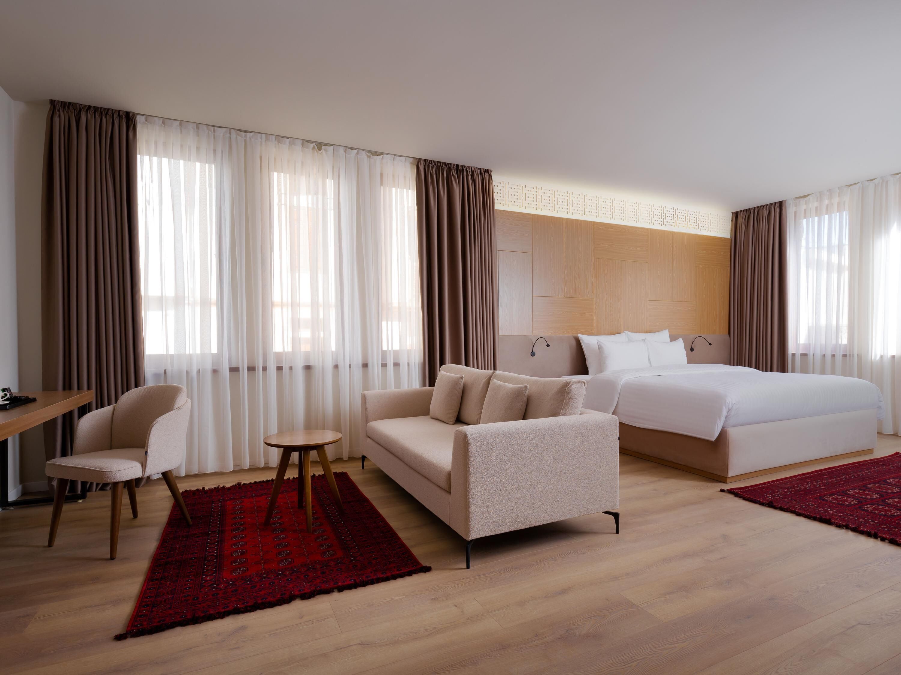 Kamer (Privilege Room - 1 double bed) | Hypoallergeen beddengoed, een kluis op de kamer, een bureau