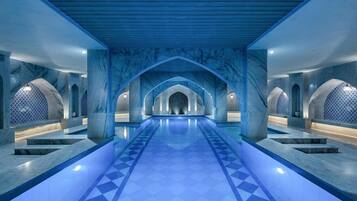 Een stoombad, een Turks bad/hammam, lichaamsbehandelingen, body wraps