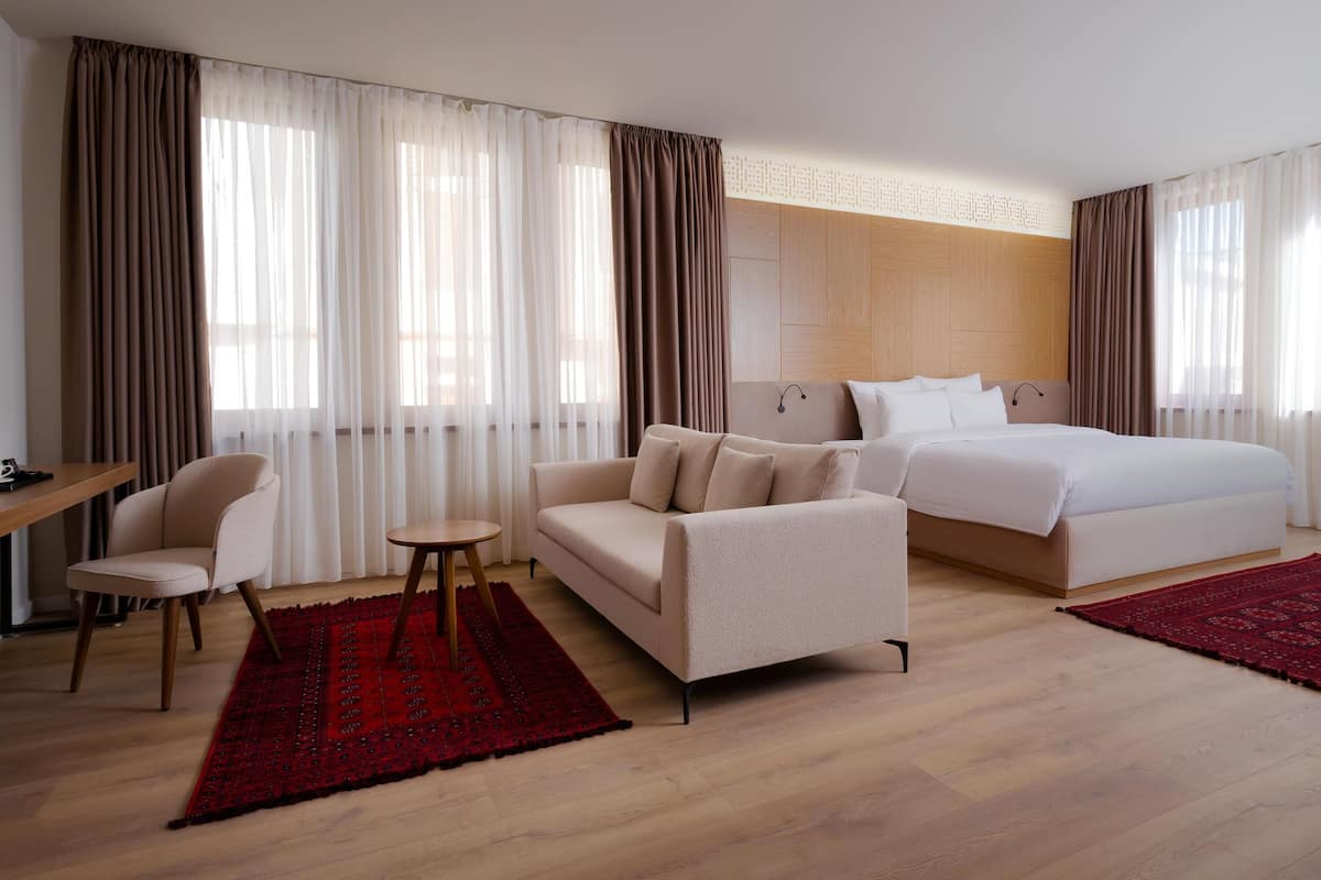 Rum (Privilege Room - 1 double bed) | Allergitestade sängkläder, värdeförvaringsskåp på rummet och skrivbord