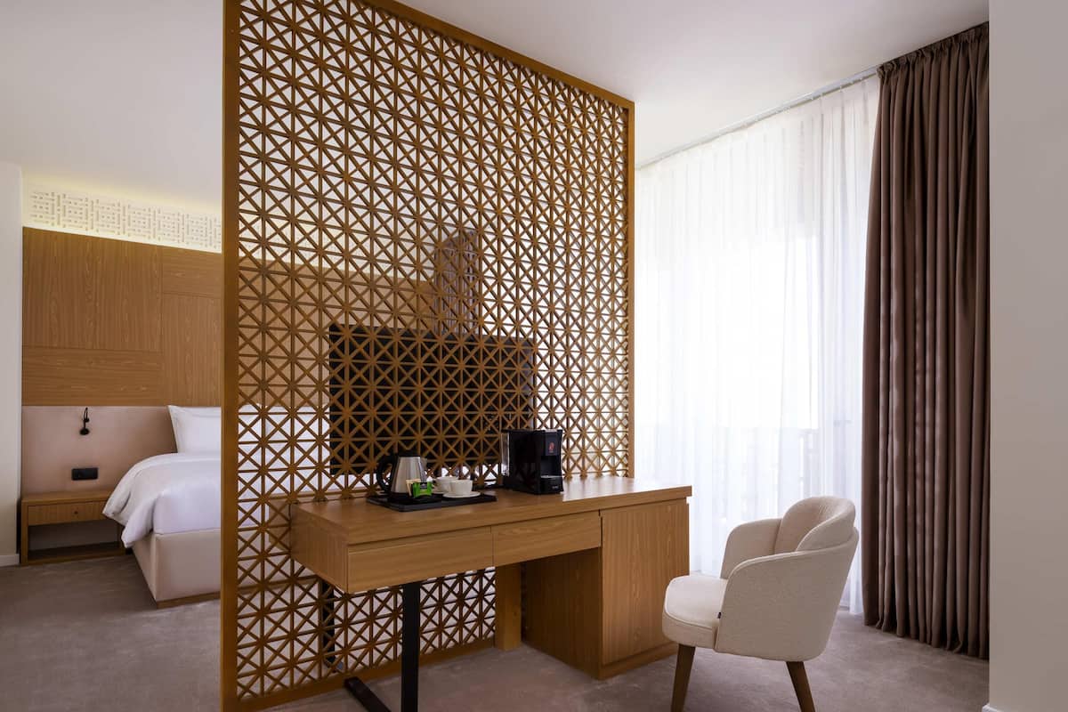 Suite, 1 Double Bed | Hypo-allergenic bedding, in-room safe, desk, blackout drapes