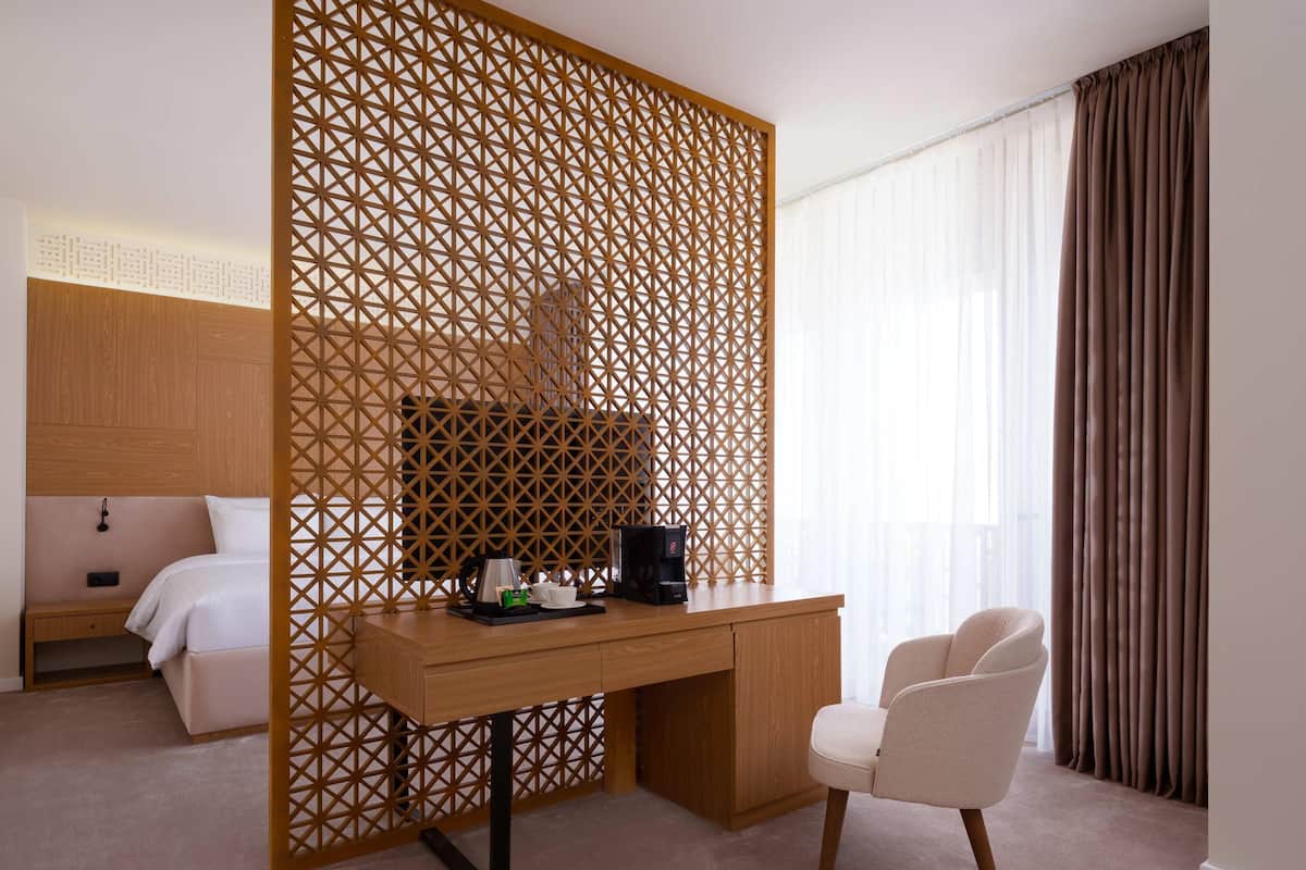 Suite, 1 cama doble | Ropa de cama hipoalergénica, caja fuerte, escritorio y cortinas opacas