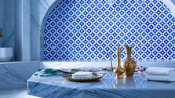 Een stoombad, een Turks bad/hammam, lichaamsbehandelingen, body wraps