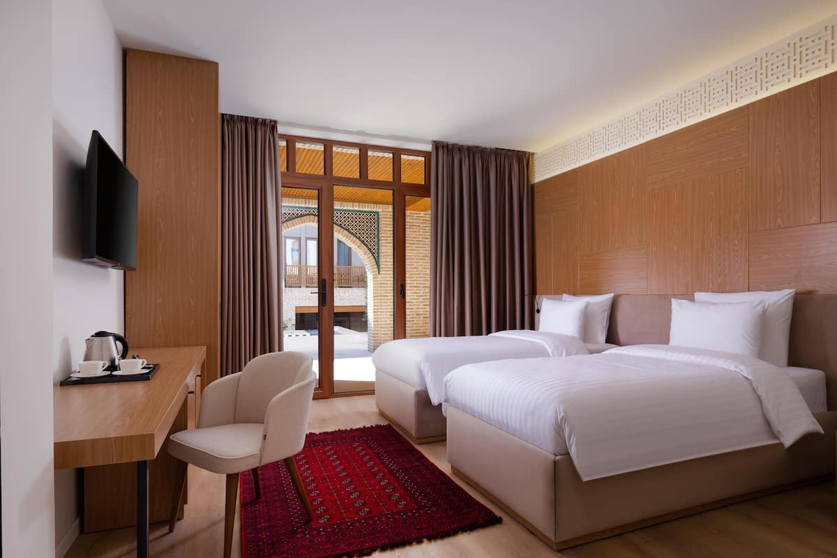 Habitación clásica, 2 camas individuales | Ropa de cama hipoalergénica, caja fuerte, escritorio y cortinas opacas