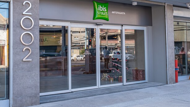 A storefront with a sign reading "2002" and "ibis Styles" above the entrance. - Ibis Styles Antofagasta (Antofagasta)
