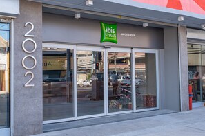 A storefront with a sign reading "2002" and "ibis Styles" above the entrance. - Ibis Styles Antofagasta (Antofagasta)
