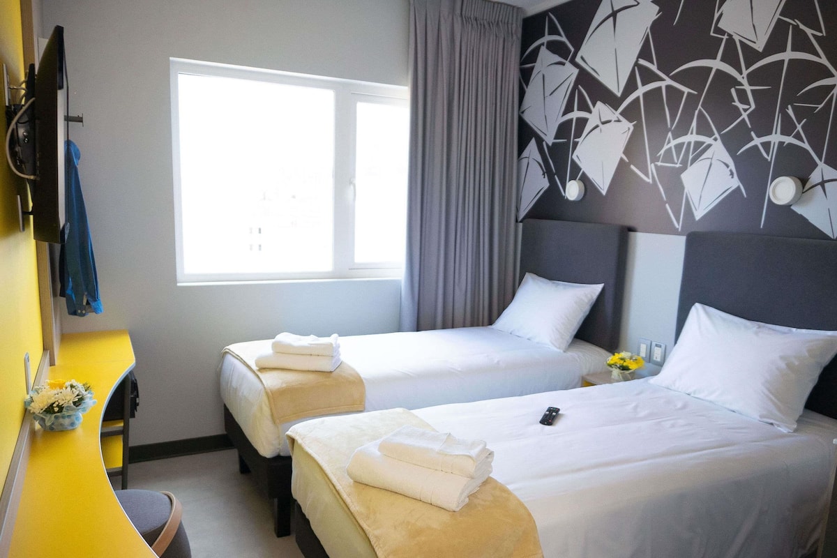 Standardrum - 2 enkelsängar | Värdeförvaringsskåp på rummet, skrivbord och arbetsyta för laptop