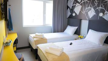 Habitación estándar, 2 camas individuales | Caja fuerte, escritorio, espacio para trabajar con un portátil