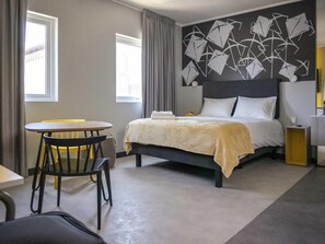 Habitación superior, 1 cama doble con sofá cama | Caja fuerte, escritorio, espacio para trabajar con un portátil