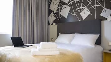 Standard Room, 1 Double Bed | In-room safe, desk, laptop workspace, blackout drapes