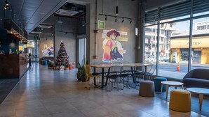 A modern interior with a Christmas tree, seating area, and a mural. - Ibis Styles Antofagasta (Antofagasta)